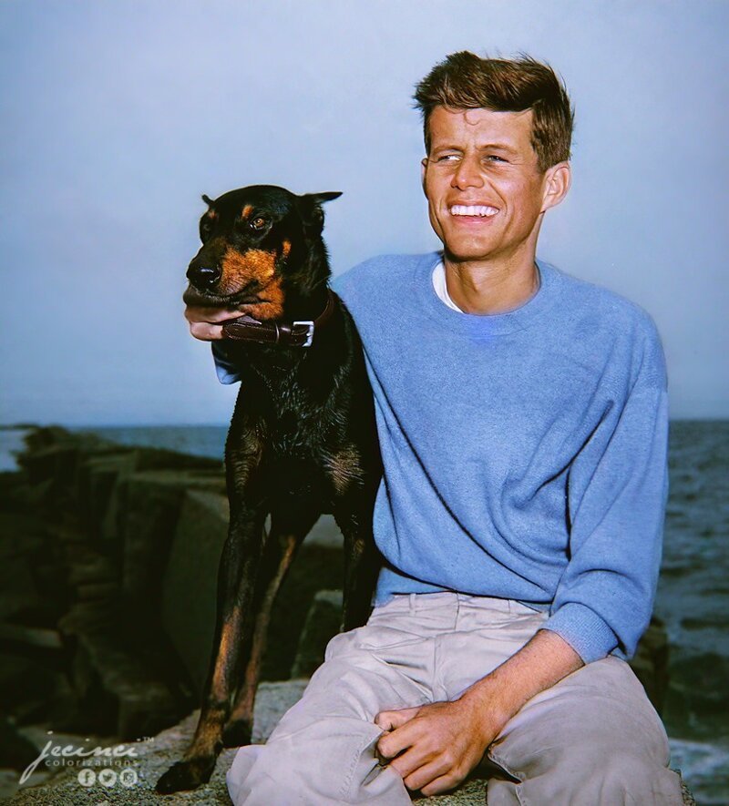 Джон Ф. Кеннеди отдыхает со своей собакой - 22 июня 1946 года 