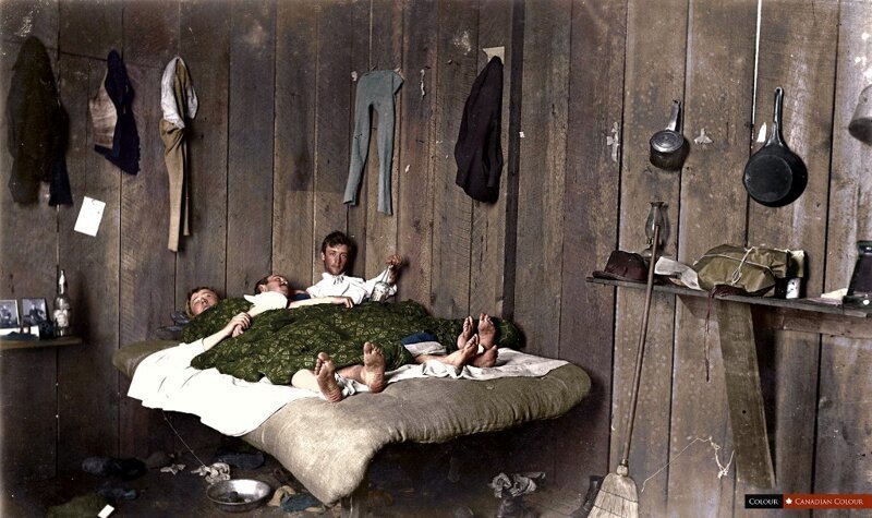 Трое мужчин делят кровать в холостяцком зале, Ванкувер.1890