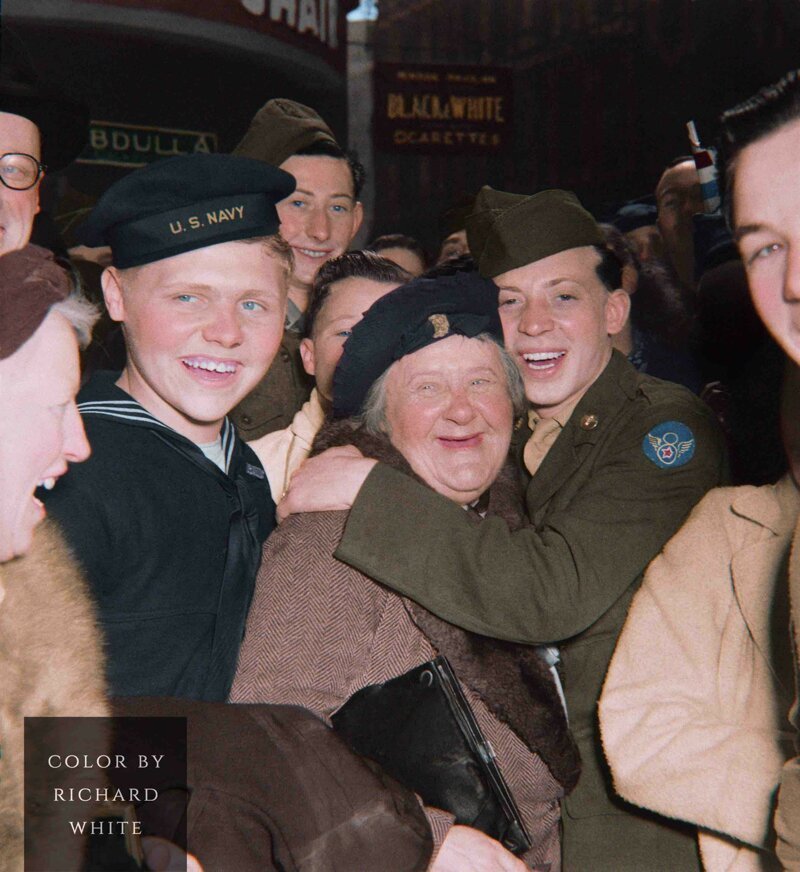 Американские солдаты обнимают англичанку во время празднования капитуляции Германии в Лондоне. 7 мая 1945