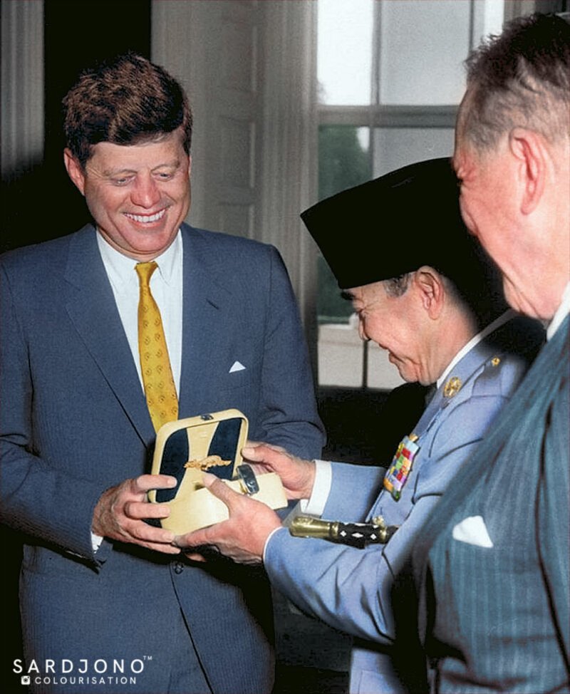 Президент Джон Ф. Кеннеди приветствует президента Индонезии Ахмеда Сукарно на авиабазе Эндрюс, штат Мэриленд.
