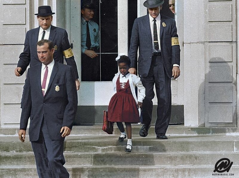 Руби Бриджес, первый афроамериканский ребенок, который поступил полностью в белую школу, идет на занятия в окружении Федеральных Маршалов. Луизиана 1960 год.