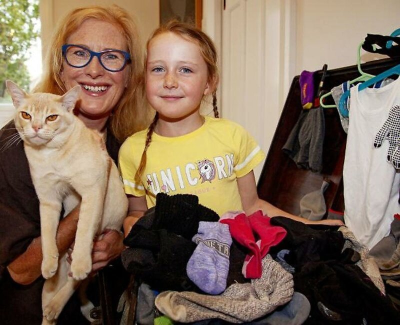 Метте Кристиансен и Гарриет Кристиансен-Бенге, 6 лет, на фото с Джаспером и вещами, которые он украл