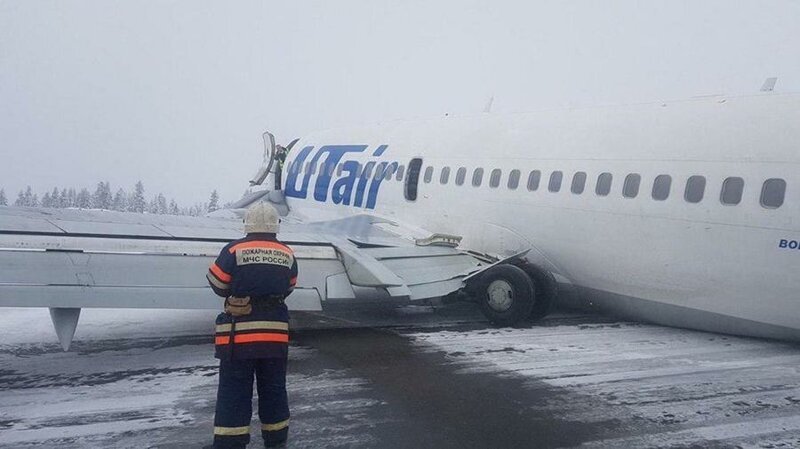 Пассажир Boeing 737 снял видео жесткой посадки самолета в Усинске