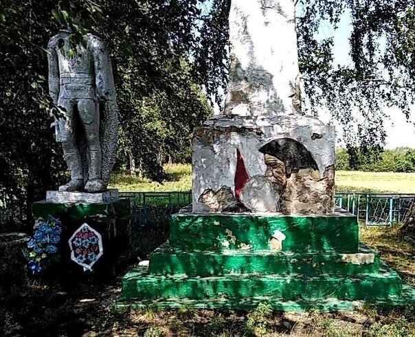 1. Памятник погибшим в Великой Отечественной войне в деревне Спасские Мурзы до реставрации
