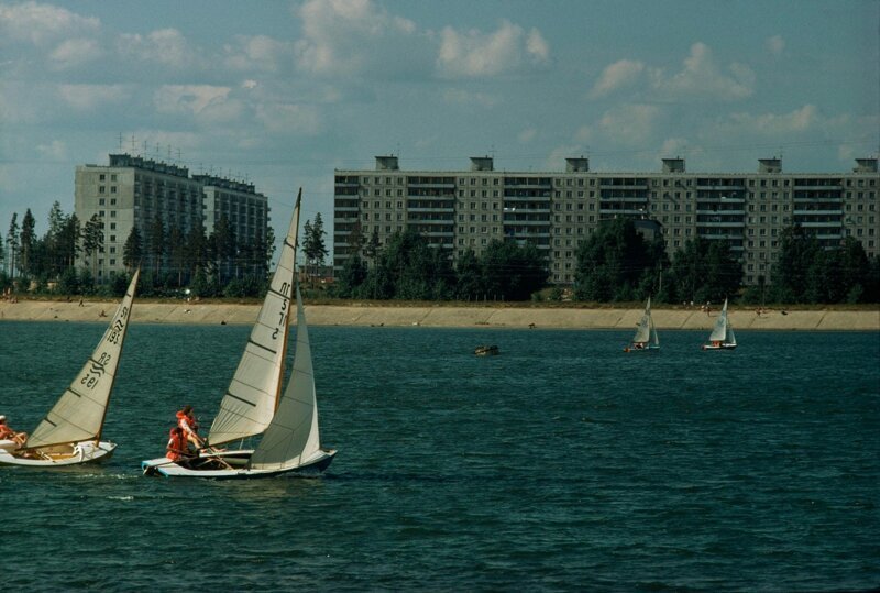 1976 год. Лодки проплывают мимо жилых домов на берегу Обского моря.