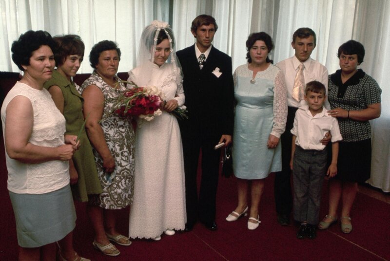 1974 год. Молодожены с роднёй позируют для свадебной фотографии.