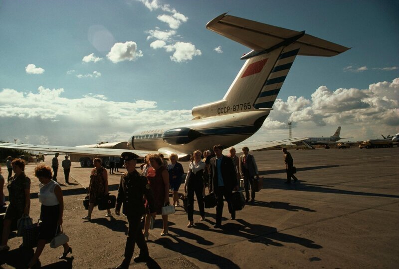 1976 год. Самолет Як-40 высаживает пассажиров, в летний день.