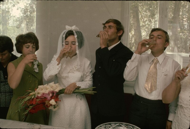 1974 год. Родственники жениха и невесты присоединяются к паре, в тосте, в новосибирском Дворце бракосочетания.