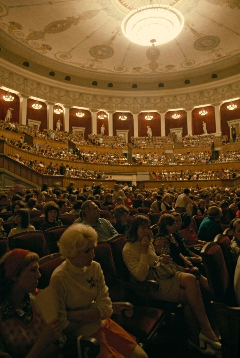 1976 год. Публика ждет начала «Лебединого озера» в богато украшенном оперном театре.