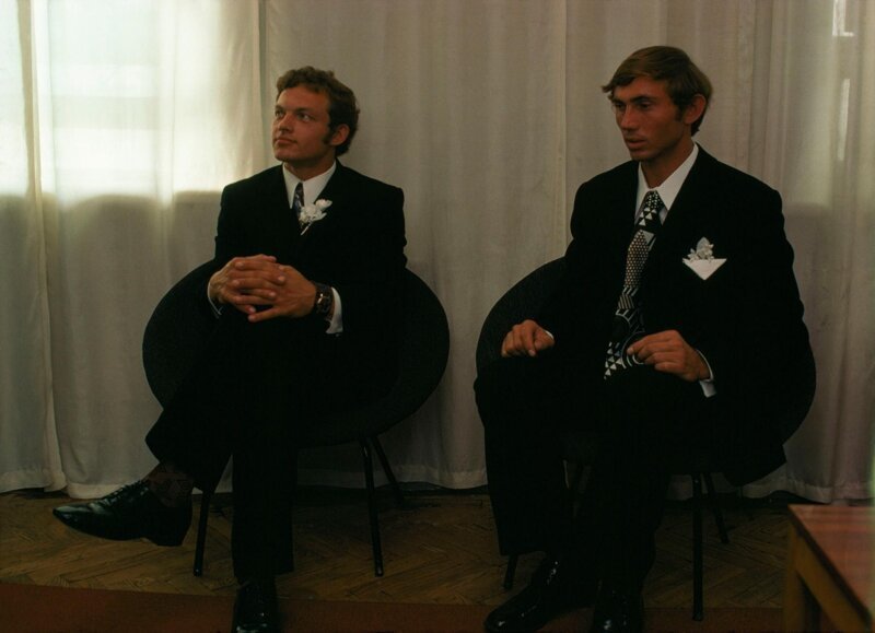 1974 год. Молодые люди ждут своих невест во Дворце Бракосочетания.