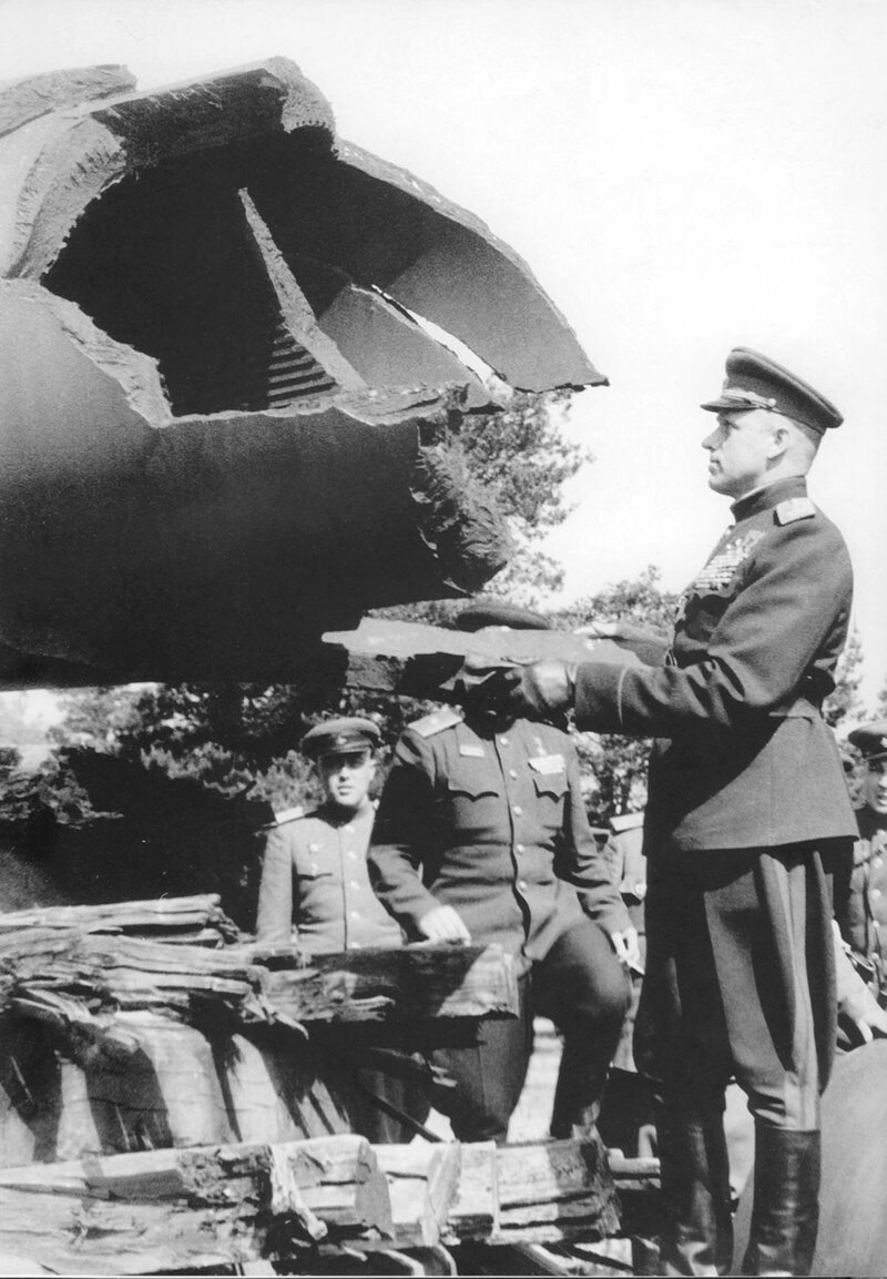 Командующий войсками II Белорусского фронта Маршал Советского Союза Константин Рокоссовский изучает трофеи. Германия, 1945 год