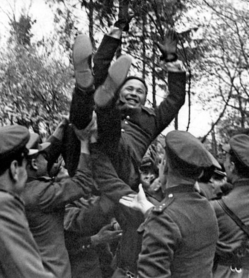 Бойцы подбрасывают в воздух командарма А. П. Белобородова после награждения его второй звездой Героя Советского Союза. Кенингсберг, апрель 1945 года