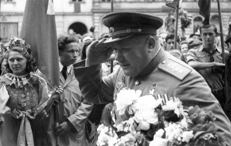Генерал армии А. И. Еременко в освобожденном чешском городе Оломоуц. 7 мая 1945 года