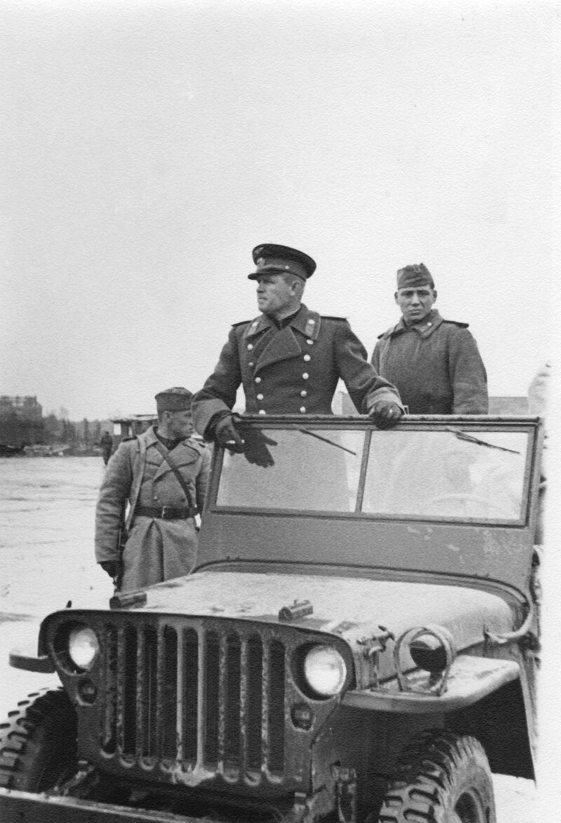 Командующий 16-й воздушной армией генерал-полковник авиации Сергей Руденко на аэродроме Темпельгоф. Берлин, конец апреля 1945 года