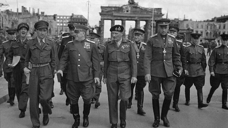 Маршалы Советского Союза Георгий Жуков и Константин Рокоссовский с британским фельдмаршалом Бернардом Монтгомери. Берлин, май 1945 года