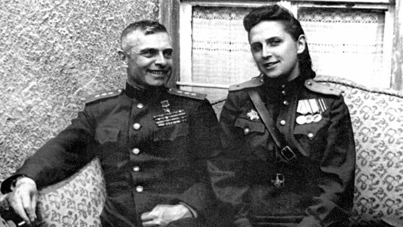 Генерал-полковник артиллерии В. и. Казаков и его жена Светлана Смирнова - техник-лейтенант отдела правительственной связи Штаба 1-го Белорусского фронта. Штраусберг, май 1945 года