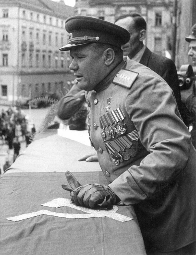 Генерал армии Андрей Еременко выступает перед жителями Остравы. Чехословакия, 9 мая 1945 года