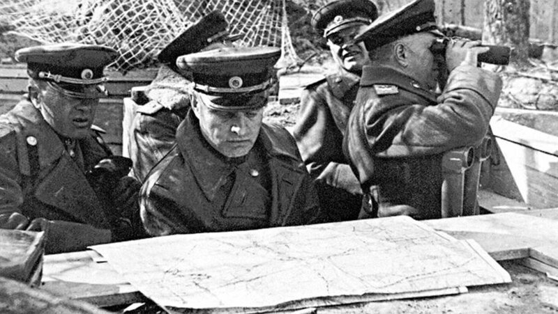 Начальник артиллерии I Белорусского фронта генерал-полковник артиллерии Василий Казаков на наблюдательном пункте. Германия, май, 1945 года