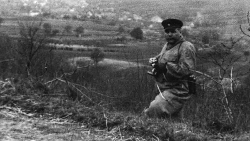 Маршал Советского Союза Родион Малиновский на наблюдательном пункте в деревне Крепище. Чехословакия, апрель 1945 года