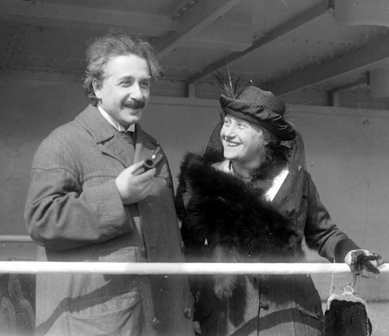 Эйнштейн с женой 