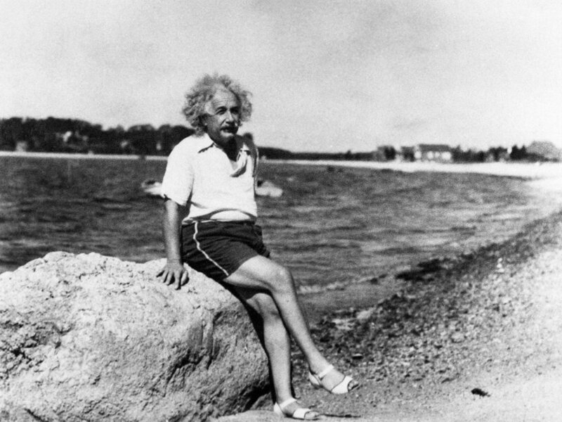 Почему Эйнштейн ходил без носков?