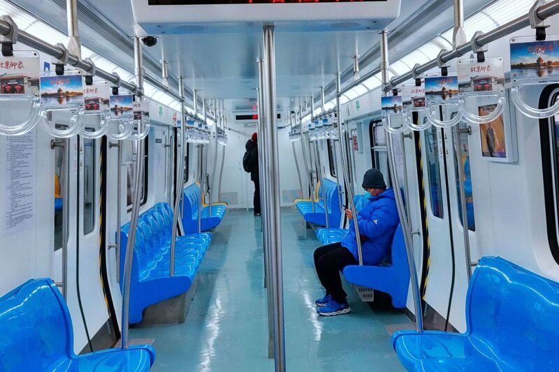 Вагон в час пик на станции Дондан в пекинском метро 6 февраля 2020 года.