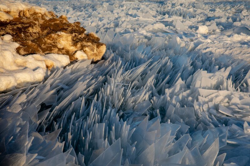 Это озеро Мичиган - здесь лед начал таять, а затем разбился на мелкие осколки и поднялся на поверхность, наползая друг на друга, образуя невероятную картину