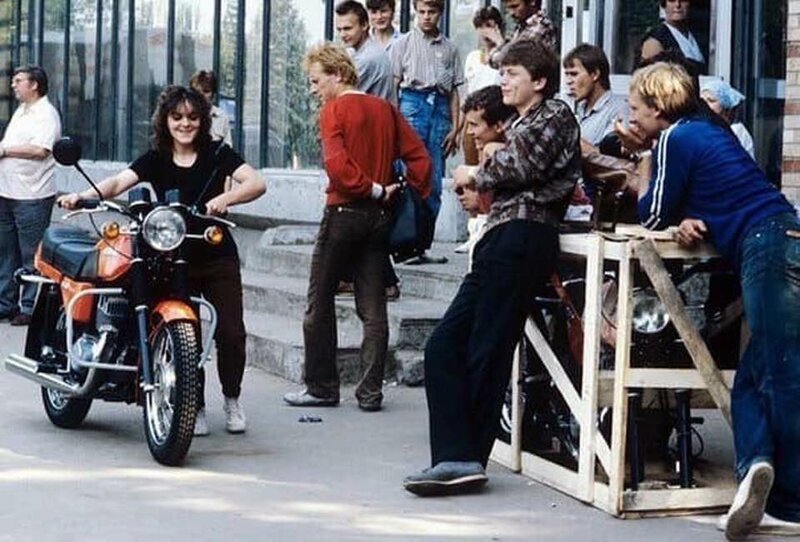 Мотоциклистка после покупки новой Явы. «Живое» фото того времени. 