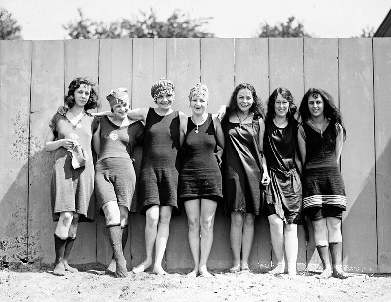 Голые женские ноги на пляже еще вызывают возмущение, 1920 г.