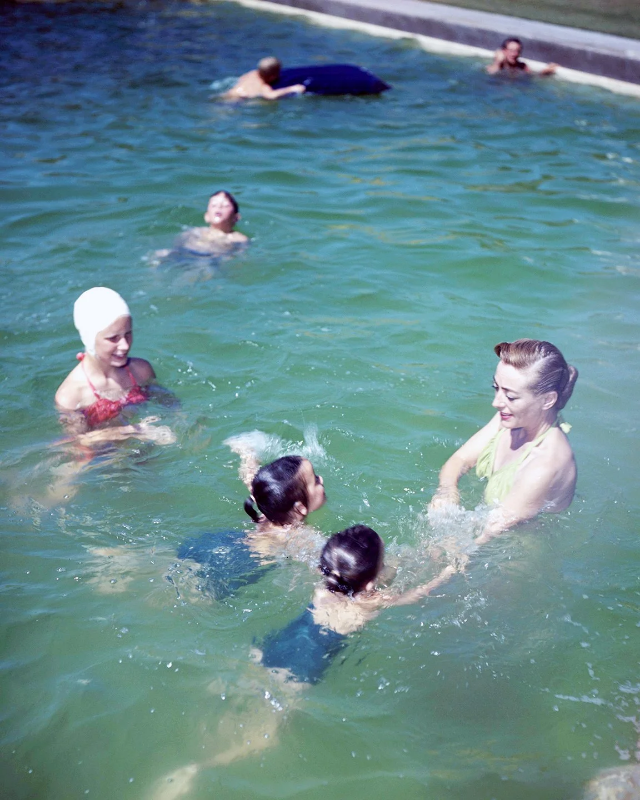 Джоан Кроуфорд с удочеренными близнецами Синди и Кэти, 1950