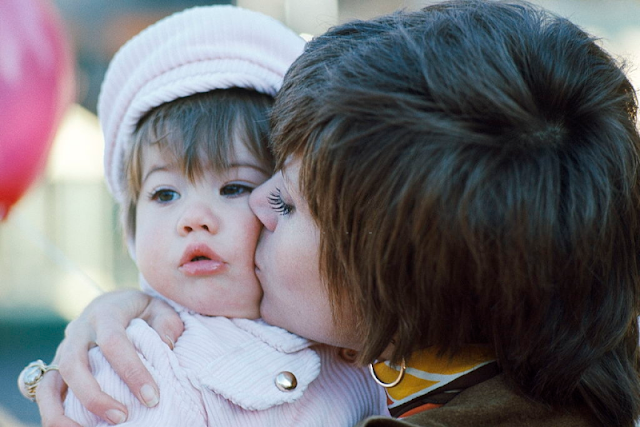 Джейн Фонда гуляет с дочерью Ванессой в Центральном парке Нью-Йорка, 1969