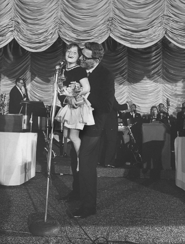 Берт Ланкастер и его дочка - ведущие на детском празднике в Голливуде, 1961