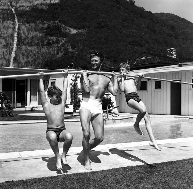 Кирк Дуглас у бассейна с сыновьями Джоэлом и Майклом