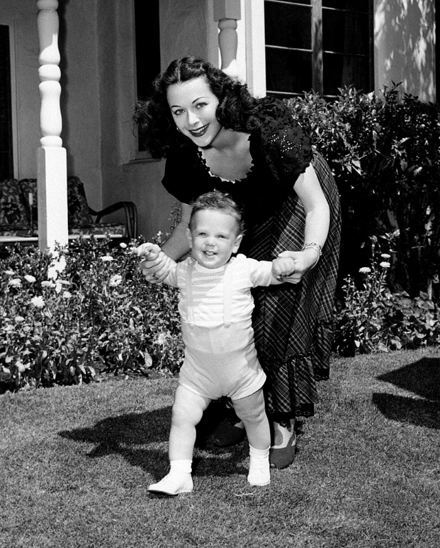 Хайди Ламар помогает сыну Энтони Лодеру делать первые шаги, 1940
