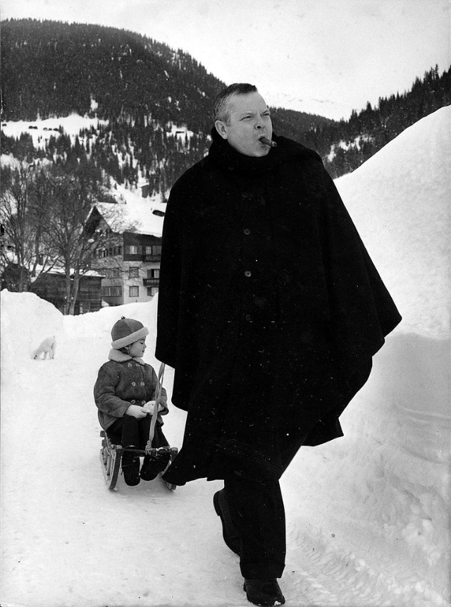 Орсон Уэллс с дочерью Беатрис на отдыхе в Швейцарии, 1963