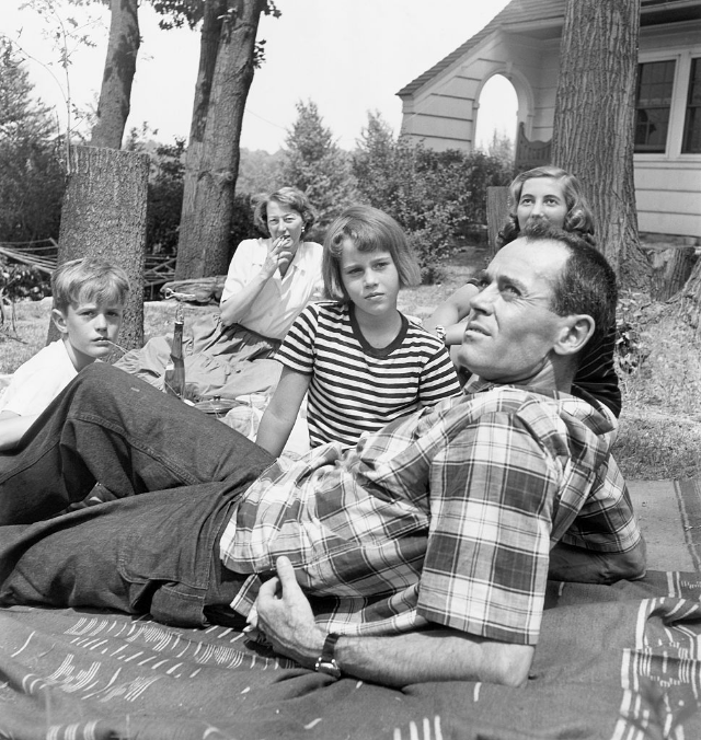 Семья Фонда - Питер, Фрэнсис, Джейн и Генри - и Фрэнсис де Вильер Брокау на пикнике, 1949