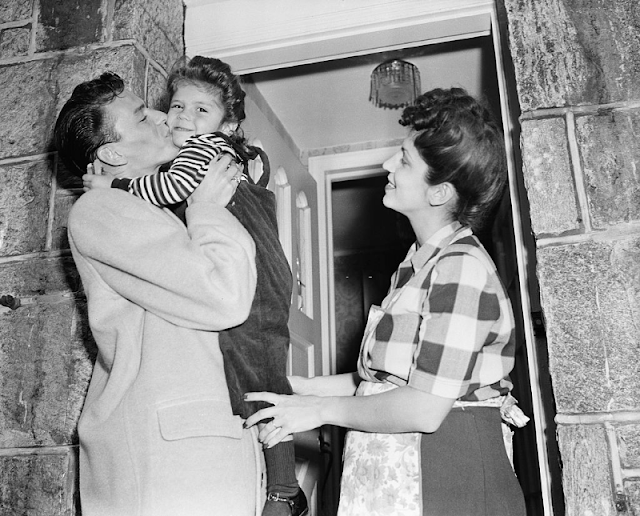 Фрэнк Синатра с дочерью Нэнси, 1944