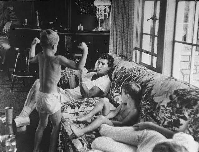 Дин Мартин отдыхает дома с сыновьями, 1958