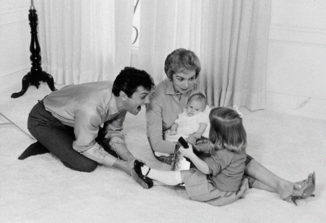 Тони Кертис и Джанет Ли с дочерьми - старшей Келли и младшей Джейми Ли, 1959