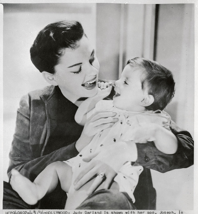 Джуди Гарланд поздравляет сына Джозефа Лафта с первым днем рождения, 1956