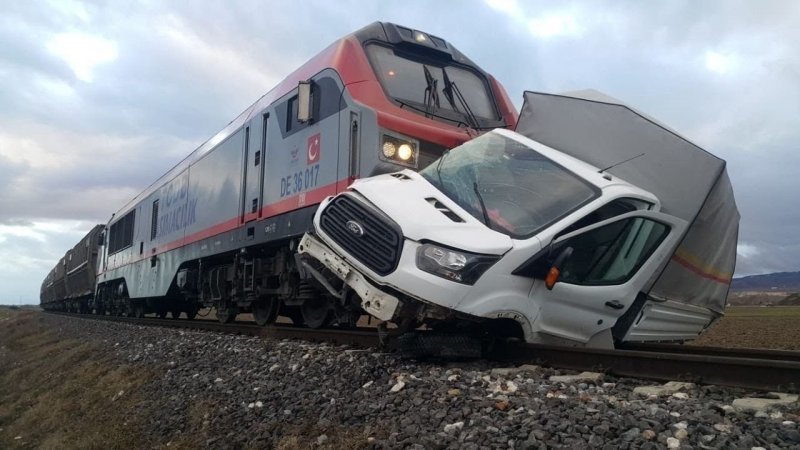 В Турции водитель грузовика пережил столкновение с поездом