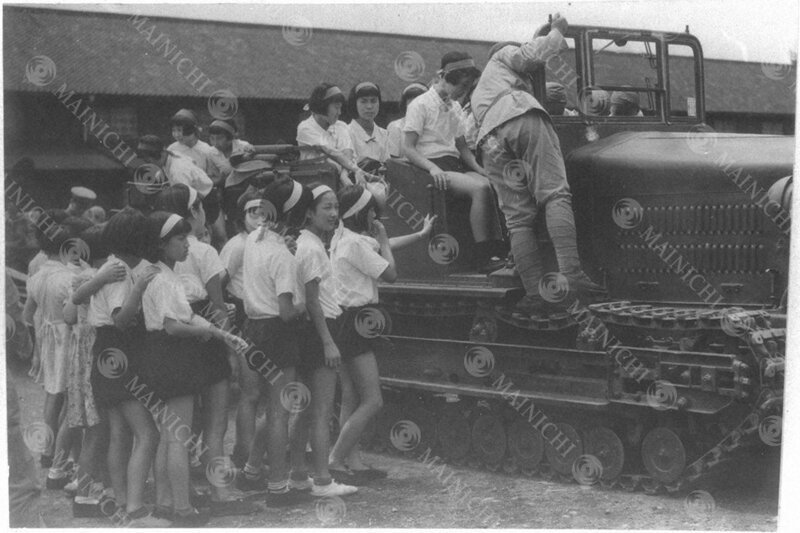 Японские бойцы артиллерийской части показывают школьницам 5-тонный тягач Тип 92 "И-Ке" . 1940 