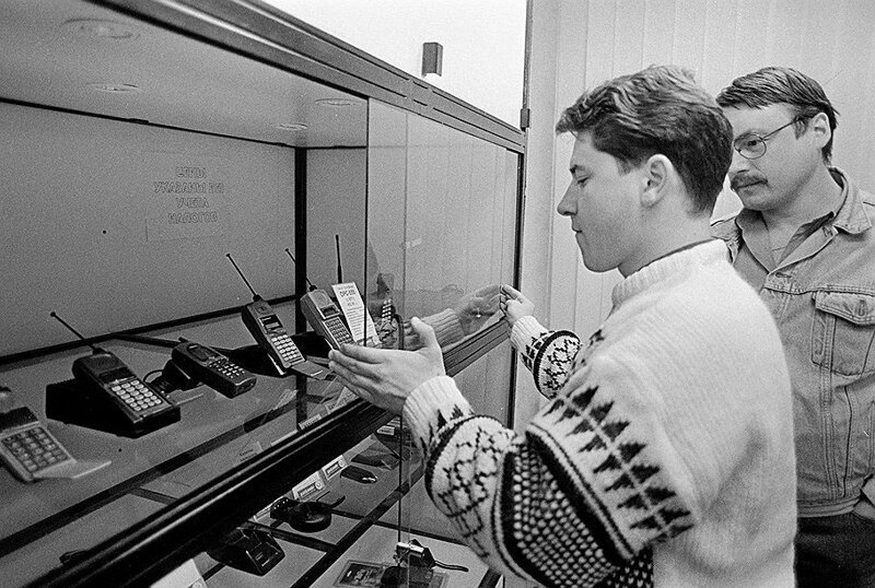 В салоне сотовой связи, 1990–е годы, Россия 