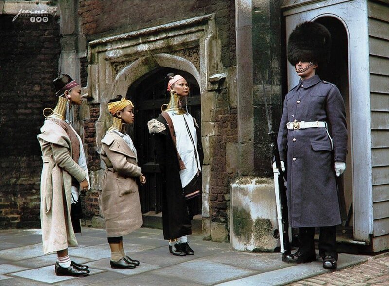 Женщины народа падаунг разглядывают королевского стражника у ворот резиденции принца Уэльского (St. James’s Palace), Лондон, 1935 