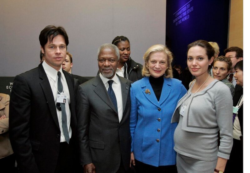 Кофи Аннан, г-жа Аннан с Брэдом Питтом и Анджелиной Джоли в Давосе. 