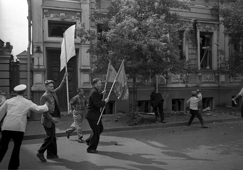 Разгром посольства ФРГ на Большой Грузинской в отместку за разгром Советского посольства немецкими и венгерскими студентами в ФРГ. Борис Косарев, 1958 год: 
