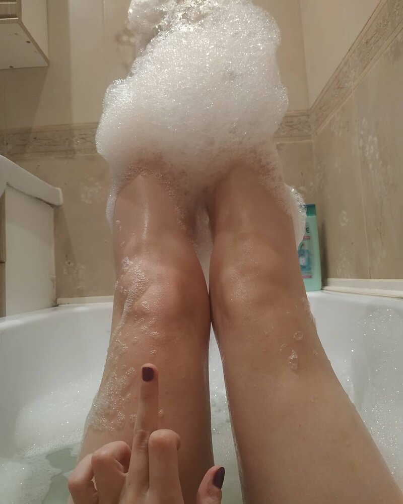 Ноги в ванной с пеной