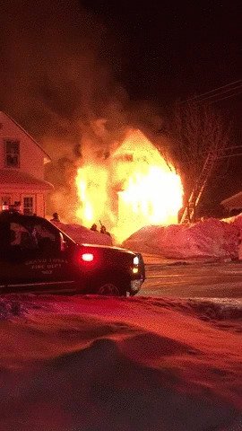 Пожарные не смогли потушить дом, потому что все пожарные гидранты оказались замороженными под метровым слоем твёрдого слежавшегося снега