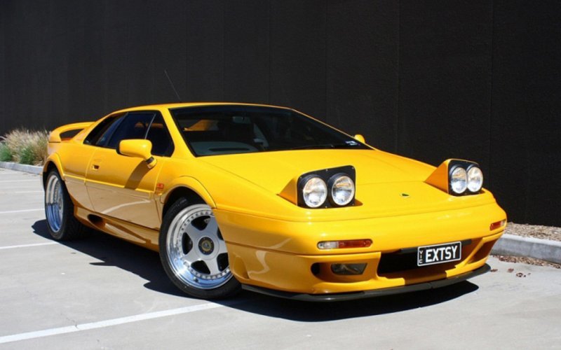 Под капотом могли прятать и четыре фары: например, у Lotus Esprit 1993 года