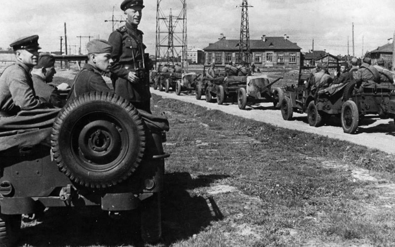 Советский командир наблюдает за движением колонны Виллисов с 45-мм противотанковыми пушками